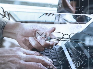 Persona-con-lentes-trabajando-en-laptop banner